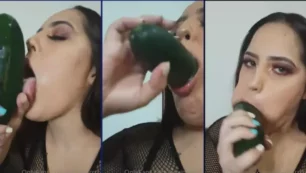 Anyimar Valentina consumiendo un pepino