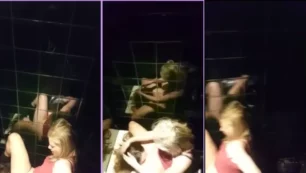 Mujer realizando sexo oral en el baño de una discoteca