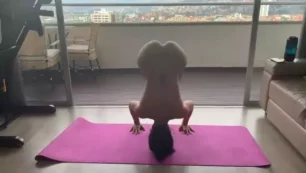 Steffy Moreno practicando Yoga sin ropa