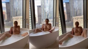 Courtney Tailor se masturba desnuda en la bañera