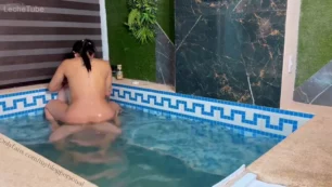 Joven colombiana de 18 años es intensamente penetrada en la piscina