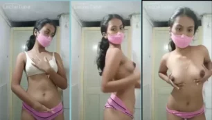 Muñeca súper atractiva de la India mostrando sus Senos y acariciándose con los dedos