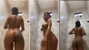 Chica con grandes pechos realizando una transmisión en vivo mientras se baña para su profesor