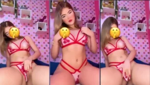 Beatriz Chavs masturbándose con bragas de enfermera sexy