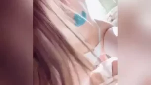 Belle Delphine haciendo anal mientras enseña el culo