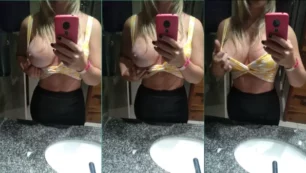 Bia Angel luciendo las tetas reflejadas en el espejo del baño del bar