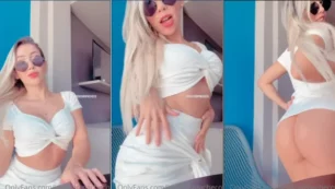 Celebridad del onlyfans, Jessica Pacheco mostrando todo antes del café con amigos, sin bragas