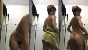 Chica mota mostrando su coñito peludo después de la ducha