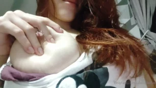 Fabiola Delfim divirtiéndose con sus pezones con un piercing en primer plano