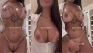 Jaiane Limma mostrando sus tetas y tocándose con su cuerpo brillando con aceite