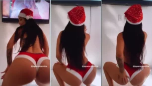 Japa nororiental bailando sensualmente disfrazado de Papá Noel