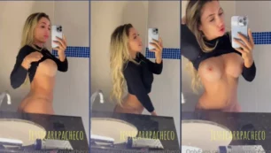 Jessica Pacheco, la rubia de OnlyFans, luciendo sus tetas y su trasero sin ropa en el espejo del baño