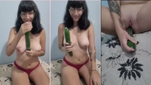 Jovencita a la que le gusta la tecnología divirtiéndose con un pepino grande en su coño empapado