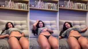 Karenzinhap1 mostrando su desnudez en internet con las piernas abiertas en el sofá