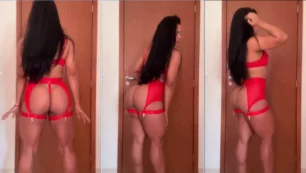 Karenzinhap1, una mujer con un cuerpo increíble y un gran culo, haciendo un sensual despliegue en bragas