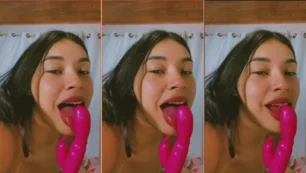 Laura Silva siendo provocativa mientras usa un vibrador con expresión seductora