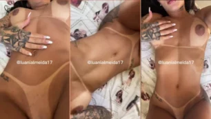 Luani Almeida luciendo su cuerpo dorado y sensual en la cama