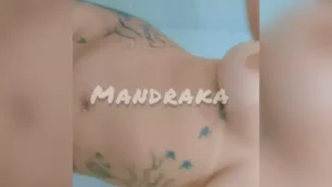 MandrakaCB mostrando sus firmes tetas naturales en fotos desnuda