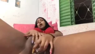 MC Yasmin es captada divirtiéndose con un juguete íntimo en un momento muy relajado