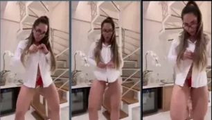 Mujer melon quitándose la ropa y luciendo sus grandes pechos de forma provocativa