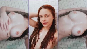 Pelirroja desnuda en la ducha mostrando su sensualidad