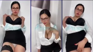 Sofia Silva, la famosa morena de OnlyFans, mostrando su sexy cuerpo con un sexy disfraz de secretaria