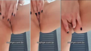 Sophyye Hot excitada masturbándose en el vestuario del gimnasio