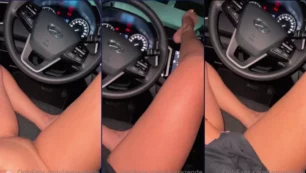 Una joven en Onlyfans luce con las piernas abiertas mientras se toca en el auto