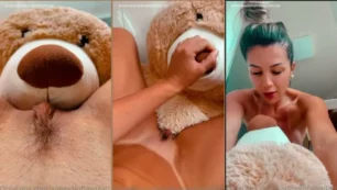 Vanessa Vailatti espectacular en poses sensuales divirtiéndose desnuda con un osito de peluche en la cama