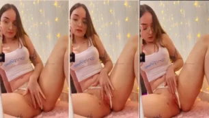 Contenido picante en OnlyFans de la influencer abriendo las piernas y satisfaciéndose