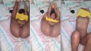 Cristiane Masca mostrando su coño con expresión atrevida en la cama