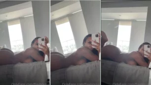 Flaviane Souza luciendo su cuerpo desnudo y luciendo su gran culo en la cama