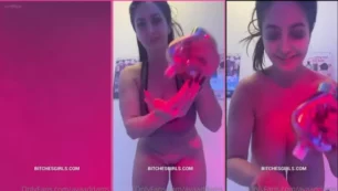 La famosa Ava Addams, conocida por sus videos en OnlyFans, mostrando sus grandes pechos mientras se divierte con una crema en su cuerpo