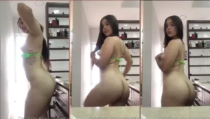 La joven influencer Valeria Castañeda luciendo un striptease frente a la cámara