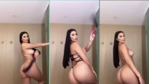 Mikaela Testa montando un espectáculo sensual y azotándose el trasero