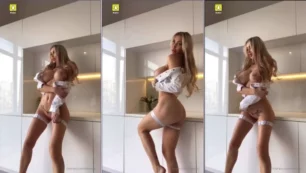 Milana Milks mostrando todo su lado sexy en la cocina, sin ropa, toda provocativa