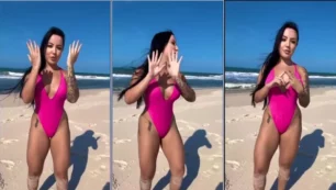 Morena Brena Barbosa disfruta de un día de playa rodando con el bañador enterrado en el trasero