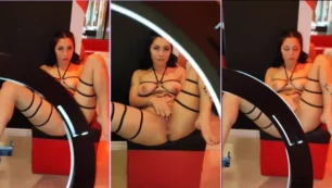 Muy traviesa Paola Maldonado tocándose caliente con las piernas abiertas