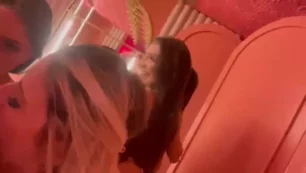 Sammy Gomes y sus amigas se divierten juntas en una fiesta, intercambiando cariño y besos en los pechos