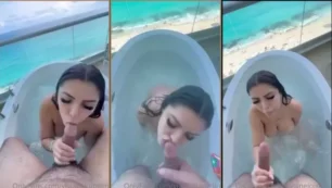 Viviane Lomelin realiza un vídeo oral mostrando sus habilidades en la bañera con un precioso paisaje marino de fondo