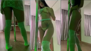 Carol Machado, famosa de OnlyFans, haciendo pole dance con sus pechos y su coño a la vista