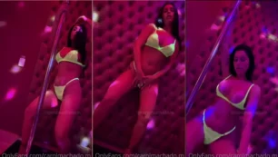 Carol Machado luciendo el pole dance con bragas sexys mostrando todo en su trasero