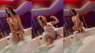 Carol Machado, una morena espectacular, espectacular mientras se desnuda y disfruta de un baño de burbujas