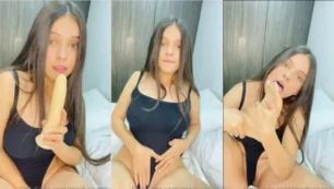 Carol Mendoza, famosa de OnlyFans, fue captada realizando atrevidos videos donde aparece chupándose su propio pie y usando un consolador, siempre con sus bragas bien visibles en sus muslos