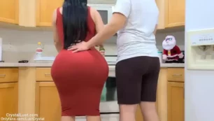 La madre adoptiva Crystal Lust mostró su deseo en la cocina y recibió mucho sexo en su coño