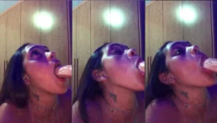 Lua le está haciendo una mamada a una polla de juguete de una manera intensa y atractiva, como si le estuviera practicando sexo oral a un hombre