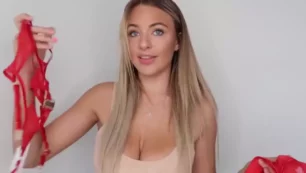 Rubia caliente con las tetas YouTube más increíbles, Kendra Rowe, cambiándose la ropa interior