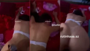 Rutinha Souza mostrando todo y divirtiéndose mucho penetrando su coño mojado, a cuatro patas