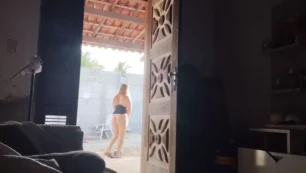 Shirlene Agata mostrandolo todo mientras barre el patio para que los vecinos miren