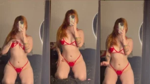 Victória Sttaringart, famosa de onlyfans, mostrando su coño con las bragas de lado en el espejo